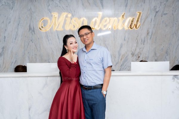 Vợ chồng ca sĩ Tân Nhàn tại Miso Dental